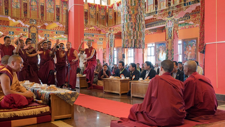 Monjes haciendo una demostración de debate durante la visita de Su Santidad el Dalái Lama al Monasterio de Tashi Lhunpo en Bylakuppe, Karnataka, India, el 22 de diciembre de 2017. Foto de Tenzin Choejor