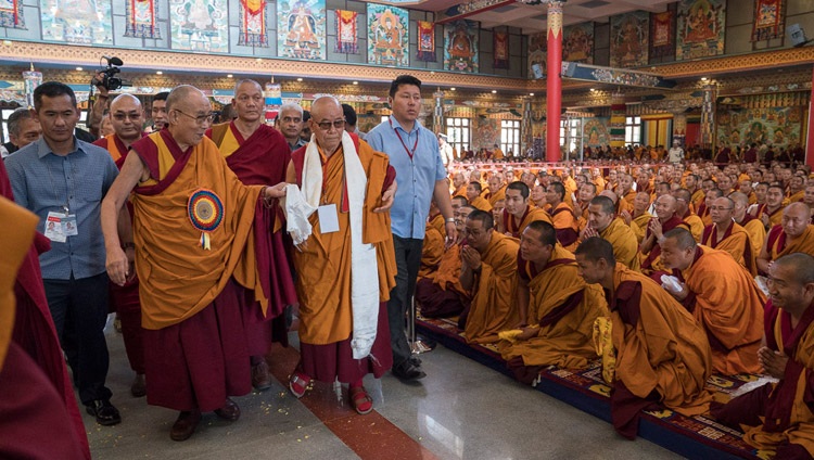 Su Santidad el Dalái Lama llega al Salón de Actos del Monasterio de Namdroling para participar en la Séptima Convocatoria en Bylakuppe, Karnataka, India, el 22 de diciembre de 2017. Foto de Tenzin Choejor