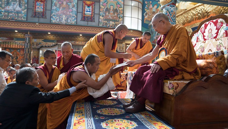 Su Santidad el Dalái Lama entregando certificados de graduación a los estudiantes de la Séptima Convocatoria del Monasterio Namdroling en Bylakuppe, Karnataka, India, el 22 de diciembre de 2017. Foto de Tenzin Choejor