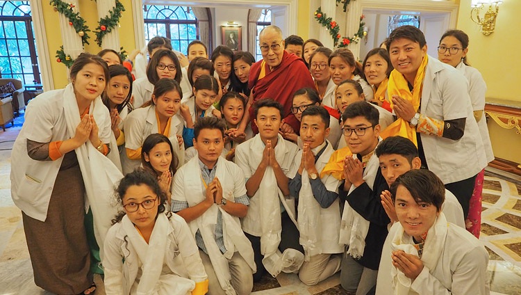 Su Santidad el Dalái Lama con un grupo de 25 jóvenes tibetanos que ayudan a pacientes tibetanos que vienen de los asentamientos tibetanos para recibir tratamiento en Bengaluru después de su reunión en Bengaluru, Karnataka, India, el 24 de diciembre de 2017. Foto de Jeremy Russell