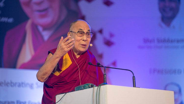 Su Santidad el Dalái Lama hablando en el Seshadripuram Group of Institutions Silver Jubilee en Bengaluru, Karnataka, India, el 24 de diciembre de 2017. Foto de Lobsang Tsering