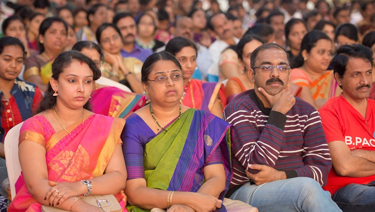 Miembros de la audiencia escuchando a Su Santidad el Dalái Lama hablando en el Seshadripuram Group of Institutions Silver Jubilee en Bengaluru, Karnataka, India el 24 de diciembre de 2017. Foto de Lobsang Tsering