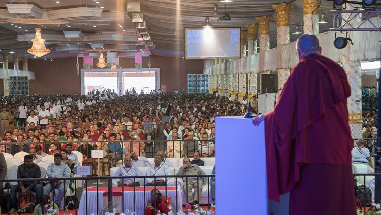 Su Santidad el Dalái Lama hablando a las más de 14.000 personas que asistieron al Jubileo de Plata del Grupo de Instituciones Seshadripuram en Bengaluru, Karnataka, India, el 24 de diciembre de 2017. Foto de Lobsang Tsering