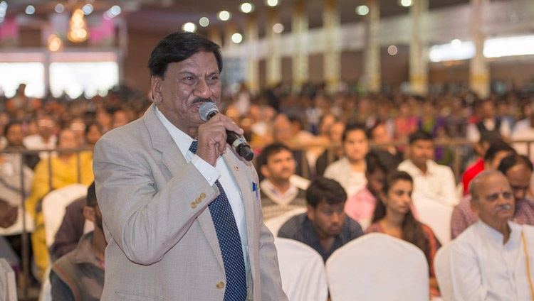 Un miembro de la audiencia haciendo una pregunta a Su Santidad el Dalái Lama en el Seshadripuram Group of Institutions Silver Jubilee en Bengaluru, Karnataka, India el 24 de diciembre de 2017. Foto de Lobsang Tsering