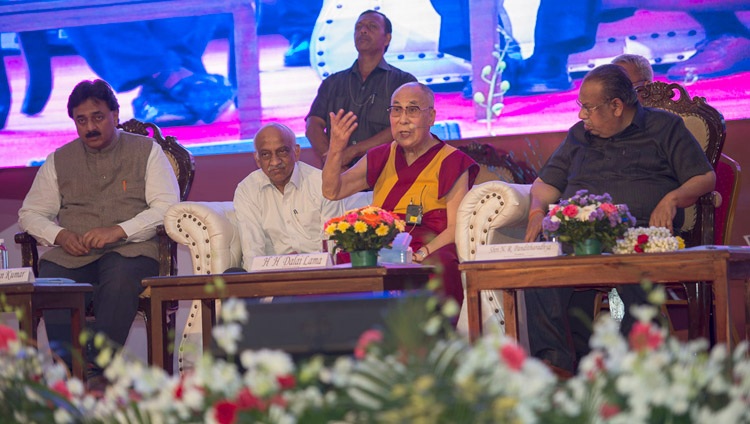 Su Santidad el Dalái Lama respondiendo a las preguntas de la audiencia durante su charla en el Seshadripuram Group of Institutions Silver Jubilee en Bengaluru, Karnataka, India, el 24 de diciembre de 2017. Foto de Lobsang Tsering