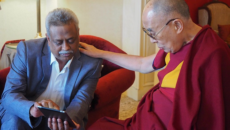 Bharath Subbarao demostrando la nueva aplicación «Mandala» a Su Santidad el Dalái Lama en Bengaluru, Karnataka, India el 25 de diciembre de 2017. Foto de Jeremy Russell