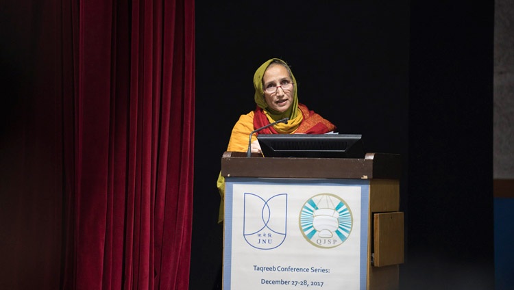 La Prof. Tahera Qutbuddin, Co-Directora del Programa de Becas del Jubileo de Qutbi, presentando la conferencia interreligiosa en la Universidad Jawaharlal Nehru en Nueva Delhi, India el 28 de diciembre de 2017. Foto de Tenzin Choejor