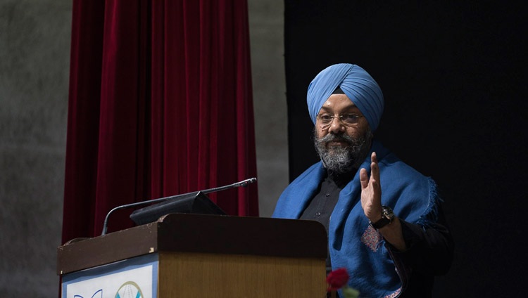 Sadar Manjit Singh dirigiéndose a la audiencia en la conferencia interreligiosa en la Universidad Jawaharlal Nehru en Nueva Delhi, India el 28 de diciembre de 2017. Foto de Tenzin Choejor