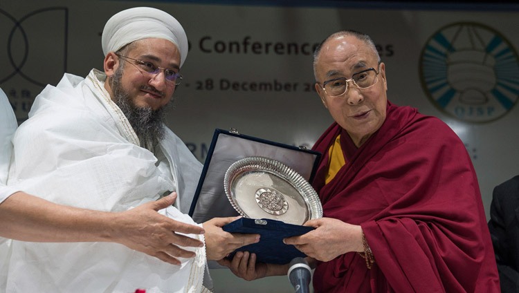 Syedna Taher Fakhruddin Saheb entregando el Premio de Armonía Syedna Qutbuddin a Su Santidad el Dalái Lama durante la conferencia interreligiosa en la Universidad Jawaharlal Nehru de Nueva Delhi, India, el 28 de diciembre de 2017. Foto de Tenzin Choejor
