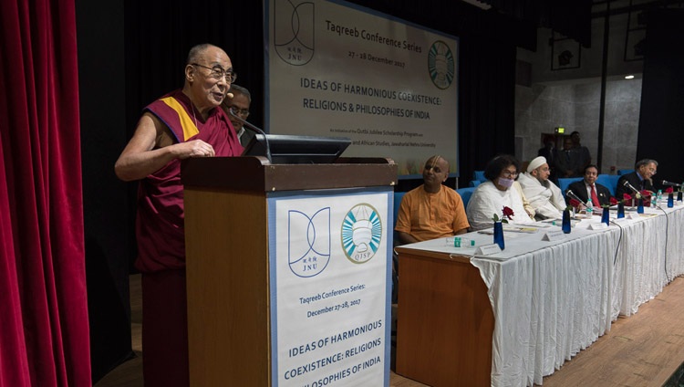 Su Santidad el Dalái Lama hablando en la conferencia interreligiosa en la Universidad Jawaharlal Nehru en Nueva Delhi, India, el 28 de diciembre de 2017. Foto de Tenzin Choejor