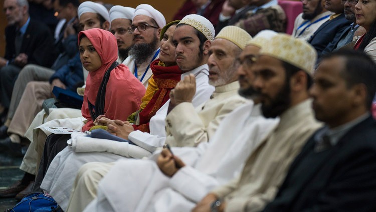 Miembros de la audiencia escuchan el discurso de Su Santidad el Dalái Lama en la conferencia interreligiosa de la Universidad Jawaharlal Nehru en Nueva Delhi, India, el 28 de diciembre de 2017. Foto de Tenzin Choejor