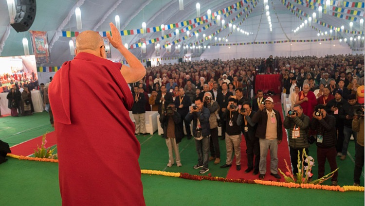 Su Santidad el Dalái Lama saludando a la audiencia a su llegada a la sede de la conferencia sobre la Mente en las Escuelas Filosóficas de Pensamiento de la India y en la Ciencia Moderna en el Instituto Central de Altos Estudios Tibetanos en Sarnath, Varanasi, India, el 30 de diciembre de 2017. Foto de Lobsang Tsering