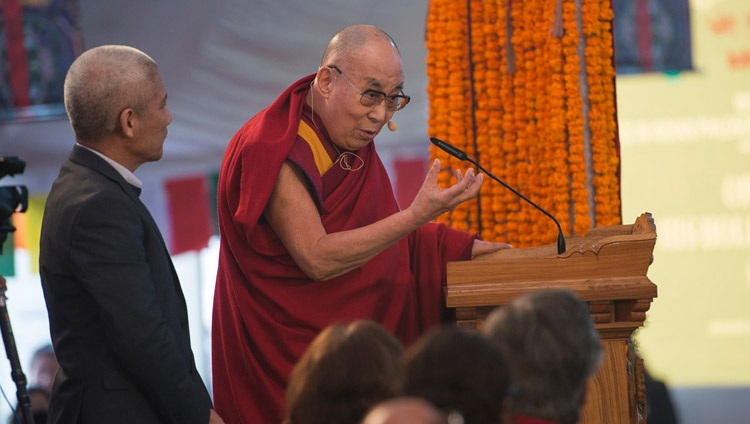 Su Santidad el Dalái Lama pronuncia su discurso de apertura en la sesión inaugural de la conferencia sobre la Mente en las Escuelas Filosóficas de Pensamiento de la India y en la Ciencia Moderna en el Instituto Central de Altos Estudios Tibetanos en Sarnath, Varanasi, India, el 30 de diciembre de 2017. Foto de Lobsang Tsering
