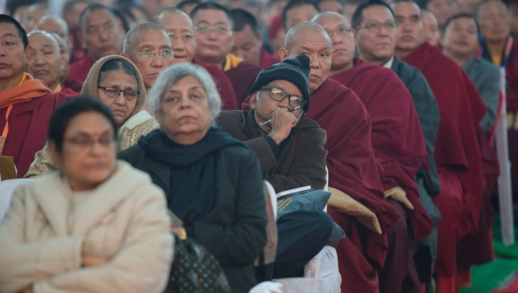 Miembros de la audiencia escuchan las palabras de apertura de Su Santidad el Dalái Lama en la sesión inaugural de la conferencia sobre la Mente en las Escuelas Filosóficas de Pensamiento de la India y en la Ciencia Moderna en el Instituto Central de Altos Estudios Tibetanos en Sarnath, Varanasi, India, el 30 de diciembre de 2017. Foto de Lobsang Tsering