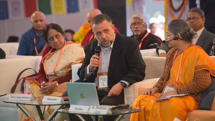 El moderador, el profesor José Cabezón, presenta a la profesora Shubada Joshi, de la Universidad de Mumbai, como la primera ponente en la conferencia sobre la Mente en las Escuelas Filosóficas de Pensamiento de la India y en la Ciencia Moderna en el Instituto Central de Altos Estudios Tibetanos en Sarnath, Varanasi, India, el 30 de diciembre de 2017. Foto de Lobsang Tsering