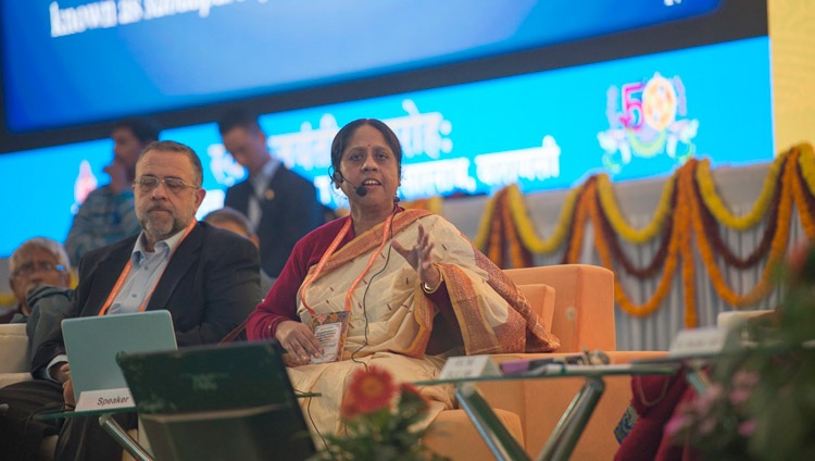 La Profesora Rupa Bandyopadhyay, de la Universidad de Jadavpur, haciendo su presentación sobre el Concepto de Mente desde una Perspectiva Advaita en la conferencia sobre la Mente en las Escuelas Filosóficas de Pensamiento de la India y en la Ciencia Moderna en el Instituto Central de Estudios Superiores Tibetanos en Sarnath, Varanasi, India, el 30 de diciembre de 2017. Foto de Lobsang Tsering