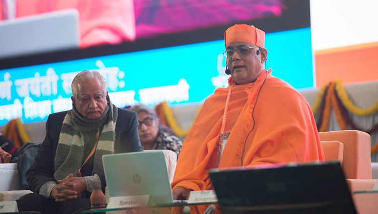Swami Atmapriyananda, Vicerrector del Instituto de Educación e Investigación Misión Ramakrishna Vivekananda, hablando en la conferencia sobre Mente en las Escuelas Filosóficas de Pensamiento de la India y en la Ciencia Moderna en el Instituto Central de Estudios Superiores Tibetanos en Sarnath, Varanasi, India el 30 de diciembre de 2017. Foto de Lobsang Tsering
