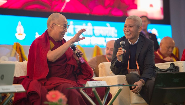  Su Santidad el Dalái Lama comentando la presentación en la conferencia sobre la Mente en las Escuelas Filosóficas de Pensamiento de la India y en la Ciencia Moderna en el Instituto Central de Altos Estudios Tibetanos en Sarnath, Varanasi, India, el 30 de diciembre de 2017. Foto de Lobsang Tsering