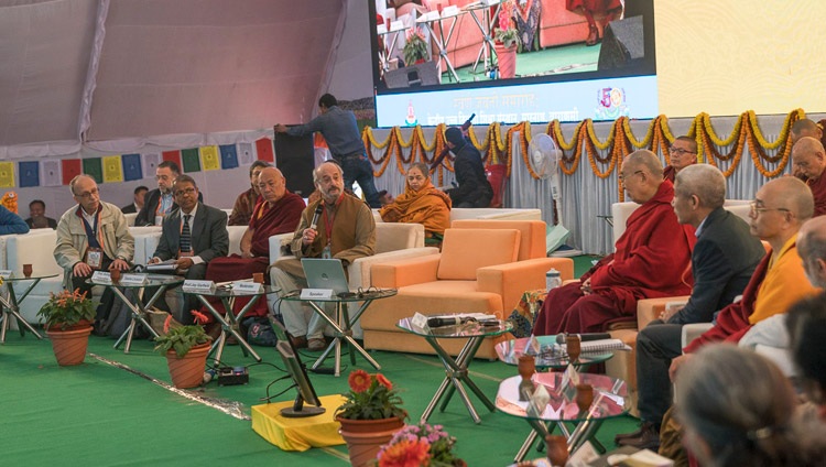 El moderador Jay Garfield inauguró el segundo día de la conferencia sobre la mente en las escuelas filosóficas de pensamiento de la India y en las ciencias modernas en el Instituto Central de Altos Estudios Tibetanos en Sarnath, Varanasi, India, el 31 de diciembre de 2017. Foto de Lobsang Tsering