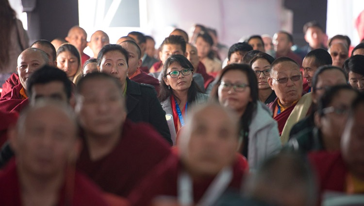 Miembros de la audiencia escuchando los comentarios de Su Santidad el Dalái Lama en el segundo día de la conferencia sobre la mente en las escuelas filosóficas de pensamiento de la India y en las ciencias modernas en el Instituto Central de Estudios Superiores Tibetanos en Sarnath, Varanasi, India, el 31 de diciembre de 2017. Foto de Lobsang Tsering