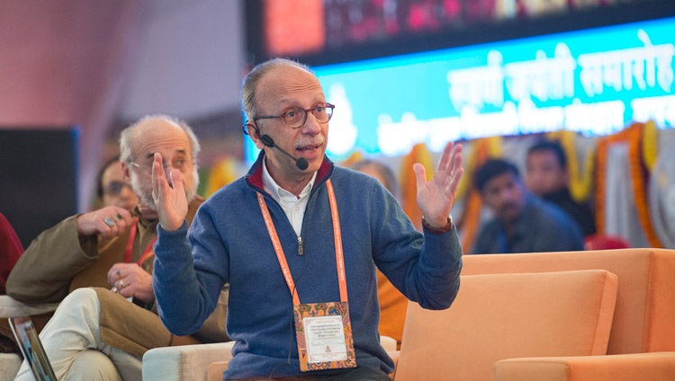Michel Bitbol hablando en la conferencia sobre Mente en las Escuelas Filosóficas de Pensamiento de la India y en la Ciencia Moderna en el Instituto Central de Estudios Superiores Tibetanos en Sarnath, Varanasi, India el 31 de diciembre de 2017. Foto de Lobsang Tsering
