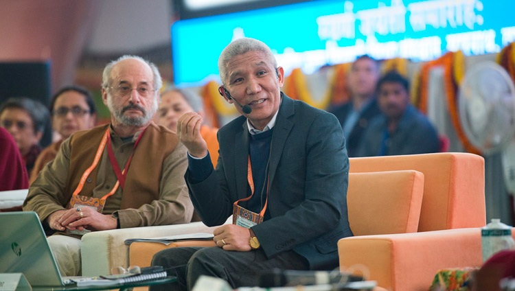 El Dr. Thupten Jinpa pronunció su presentación sobre las tres características centrales de la conciencia en la filosofía budista de la mente en la conferencia sobre la Mente en las Escuelas Filosóficas de Pensamiento de la India y en la Ciencia Moderna en el Instituto Central de Estudios Superiores Tibetanos en Sarnath, Varanasi, India, el 31 de diciembre de 2017. Foto de Lobsang Tsering