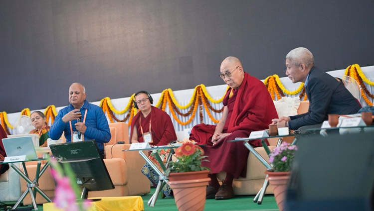  Ceon Ramon repasando la naturaleza de la mente desde las perspectivas de la neurociencia y la física en la conferencia sobre Mente en las Escuelas Filosóficas de Pensamiento de la India y en la Ciencia Moderna en el Instituto Central de Estudios Superiores Tibetanos en Sarnath, Varanasi, India el 31 de diciembre de 2017. Foto de Lobsang Tsering