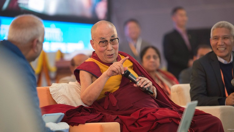 Su Santidad el Dalái Lama comentando las presentaciones realizadas en el segundo día de la conferencia sobre la Mente en las Escuelas Filosóficas de Pensamiento de la India y en la Ciencia Moderna en el Instituto Central de Altos Estudios Tibetanos en Sarnath, Varanasi, India, el 31 de diciembre de 2017. Foto de Lobsang Tsering