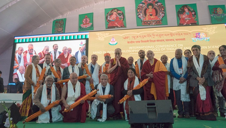 Su Santidad el Dalái Lama con los presentadores y organizadores de la conferencia sobre la Mente en las Escuelas Filosóficas de Pensamiento de la India y en la Ciencia Moderna en el Instituto Central de Altos Estudios Tibetanos en Sarnath, Varanasi, India, el 31 de diciembre de 2017. Foto de Lobsang Tsering