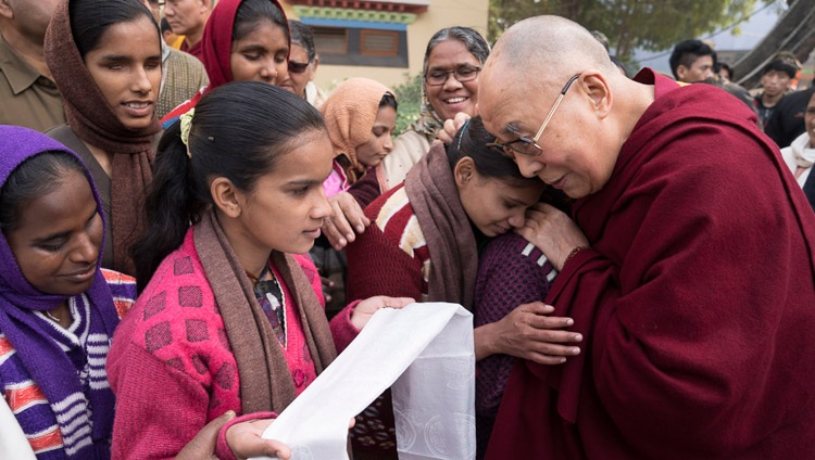 Su Santidad el Dalái Lama con un grupo de mujeres y niñas ciegas y con discapacidad visual en la cercana escuela de Jeevan Jyoti, en las afueras del lugar de celebración de la conferencia sobre Mente en las Escuelas Filosóficas de Pensamiento de la India y en la Ciencia Moderna, celebrada en el Instituto Central de Altos Estudios Tibetanos de Sarnath, Varanasi, India, el 31 de diciembre de 2017. Foto de Lobsang Tsering