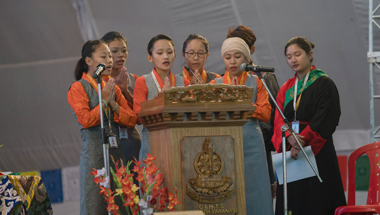 Estudiantes recitando versos de auspiciosidad en sánscrito al comienzo de la celebración del cincuenta aniversario del Instituto Central de Estudios Superiores Tibetanos en Sarnath, Varanasi, India, el 1 de enero de 2018. Foto de Tenzin Phuntsok