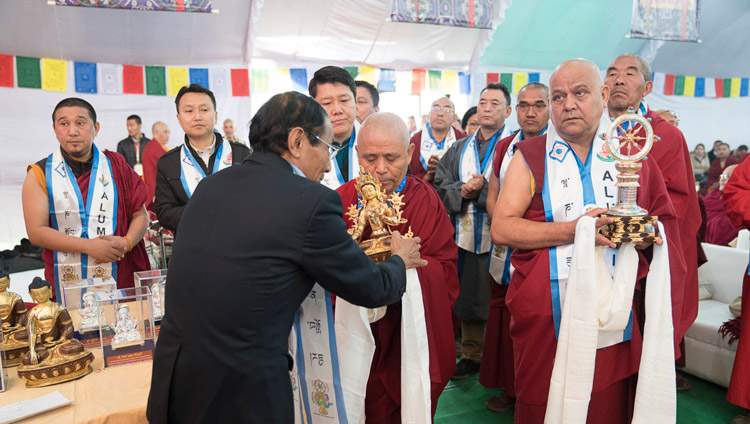 Los antiguos alumnos del Instituto ofrecen símbolos de gratitud a los profesores jubilados durante la celebración del cincuentenario del Instituto Central de Altos Estudios Tibetanos en Sarnath, Varanasi, India, el 1 de enero de 2018. Foto de Tenzin Phuntsok