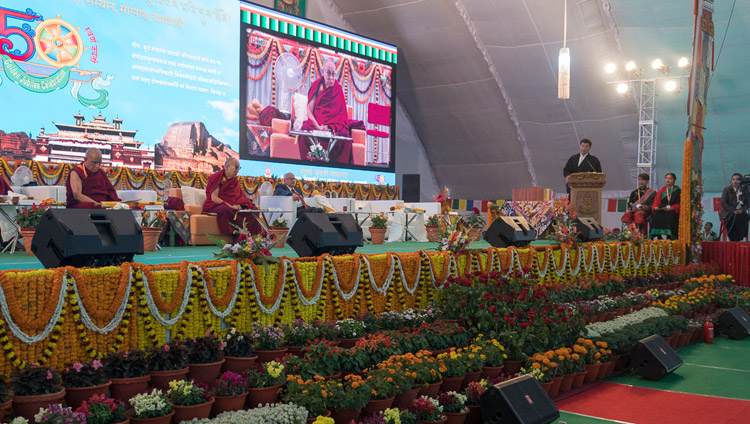 Sikyong Dr. Lobsang Sangay hablando en la celebración del cincuentenario del Instituto Central de Estudios Superiores Tibetanos en Sarnath, Varanasi, India, el 1 de enero de 2018. Foto de Tenzin Phuntsok