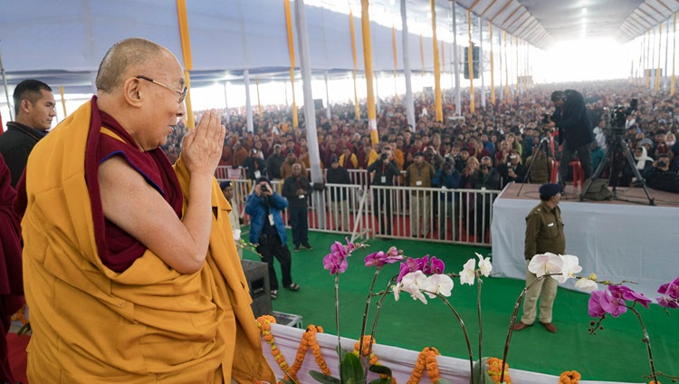 Su Santidad el Dalái Lama saludando a la multitud de más de 50.000 personas a su llegada al recinto de Kalachakra en Bodhgaya, Bihar, India el 5 de enero de 2018. Foto de Lobsang Tsering