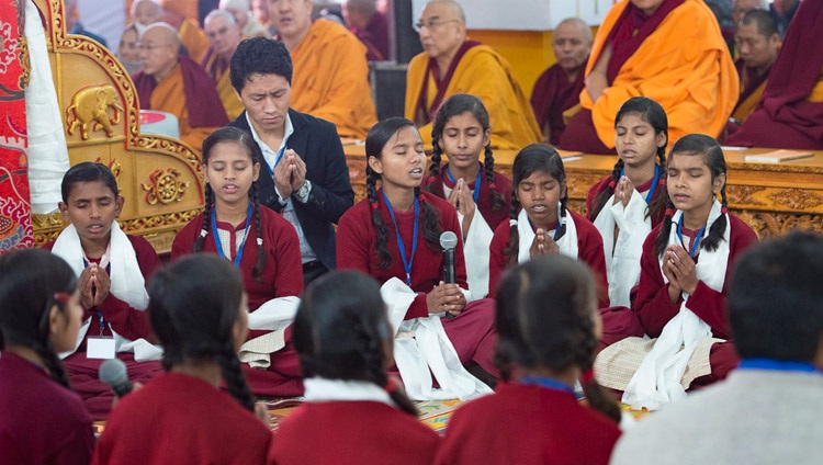 Escolares recitando el Sutra del Corazón en sánscrito al comienzo de la enseñanza de Su Santidad el Dalái Lama en Bodhgaya, Bihar, India el 5 de enero de 2018. Foto de Lobsang Tsering