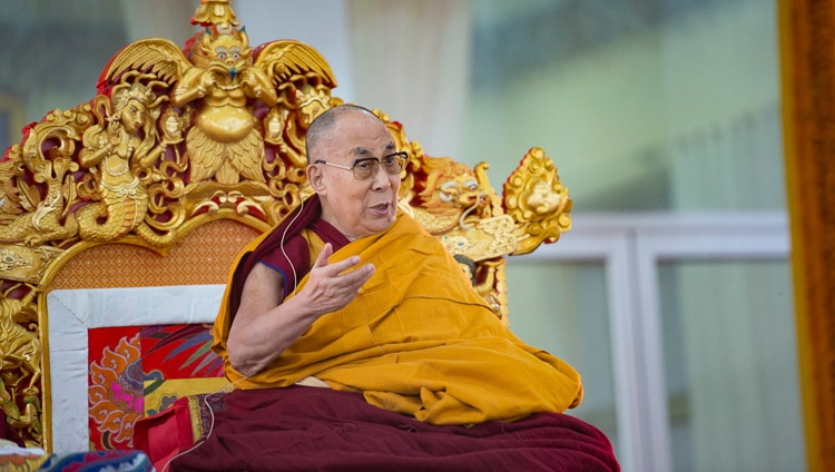 Su Santidad el Dalái Lama hablando en el primer día de sus enseñanzas en el recinto de Kalachakra en Bodhgaya, Bihar, India el 5 de enero de 2018. Foto de Lobsang Tsering