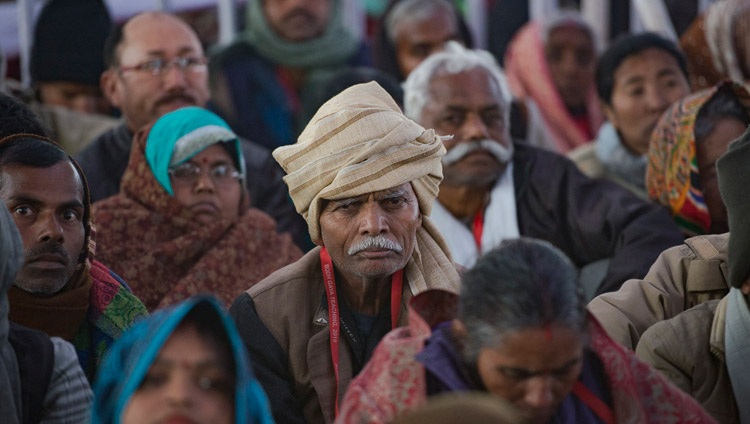 Miembros de la multitud escuchando a Su Santidad el Dalái Lama el primer día de sus enseñanzas solicitadas por los budistas indios en el recinto de Kalachakra en Bodhgaya, Bihar, India el 5 de enero de 2018. Foto de Lobsang Tsering