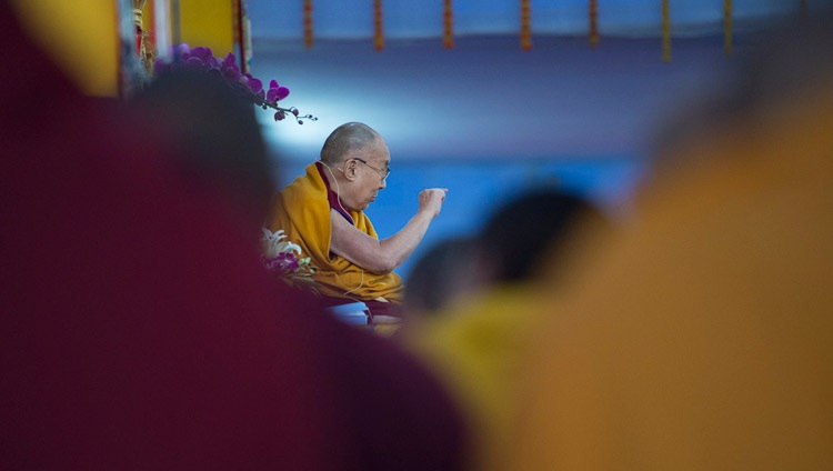 Su Santidad el Dalái Lama hablando en el primer día de sus enseñanzas en el recinto de Kalachakra en Bodhgaya, Bihar, India el 5 de enero de 2018. Foto de Lobsang Tsering