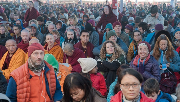 Extranjeros de diferentes países se reunieron para escuchar las enseñanzas de Su Santidad el Dalái Lama en el recinto de Kalachakra en Bodhgaya, Bihar, India el 5 de enero de 2018. Foto de Lobsang Tsering