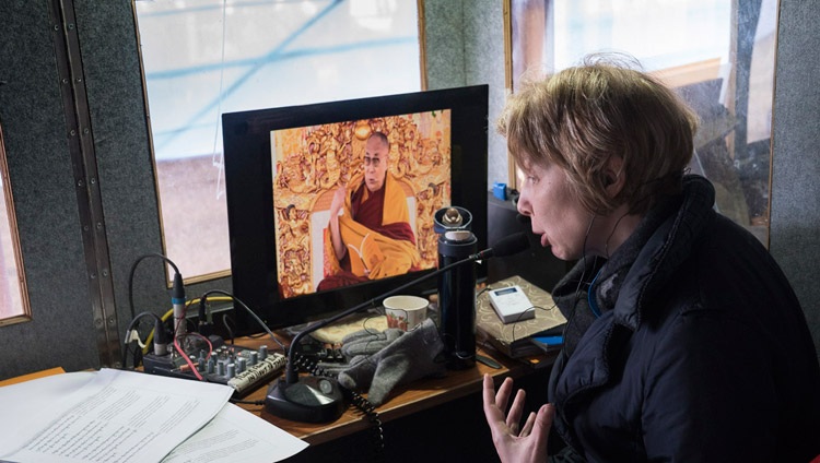 La intérprete rusa, una de las 12 traducciones disponibles, trabaja durante el primer día de la enseñanza de Su Santidad el Dalái Lama en Bodhgaya, Bihar, India, el 5 de enero de 2018. Foto de Lobsang Tsering