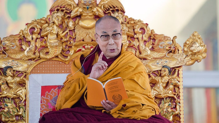 Su Santidad el Dalái Lama explicando el texto el primer día de sus enseñanzas en el recinto de Kalachakra en Bodhgaya, Bihar, India el 5 de enero de 2018. Foto de Lobsang Tsering