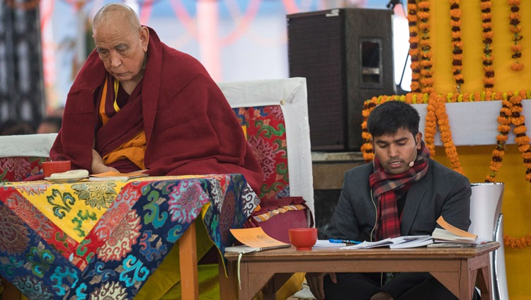 El intérprete de hindi sentado en el escenario de las enseñanzas de Su Santidad el Dalái Lama en Bodhgaya, Bihar, India, el 6 de enero de 2018. Foto de Lobsang Tsering