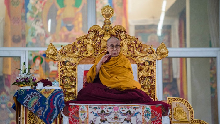Su Santidad el Dalái Lama hablando en el segundo día de enseñanzas en el recinto de Kalachakra en Bodhgaya, Bihar, India el 6 de enero de 2018. Foto de Lobsang Tsering