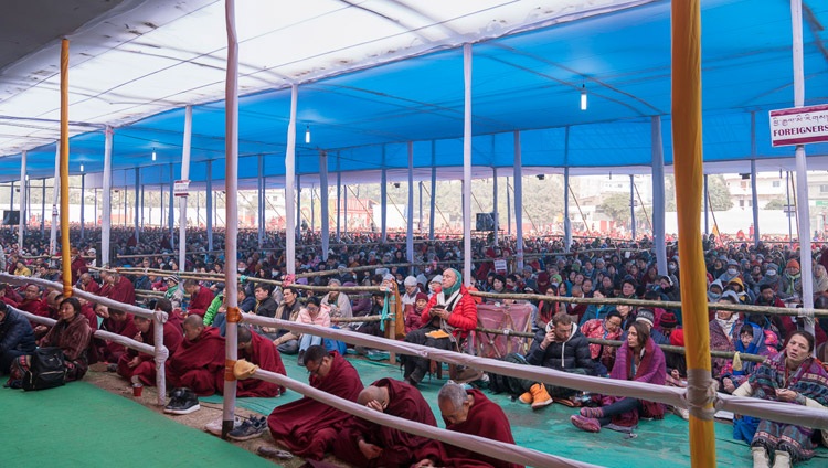 Algunas de las más de 50.000 personas, incluyendo extranjeros de 69 países, que asistieron a las enseñanzas de Su Santidad el Dalái Lama en el recinto de Kalachakra en Bodhgaya, Bihar, India el 6 de enero de 2018. Foto de Lobsang Tsering