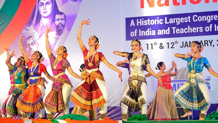Artistas interpretando danza clásica al comienzo del 2º Congreso Nacional de Docentes en la Ceremonia Inaugural en Pune, Maharashtra, India el 10 de enero de 2018. Foto de Lobsang Tsering
