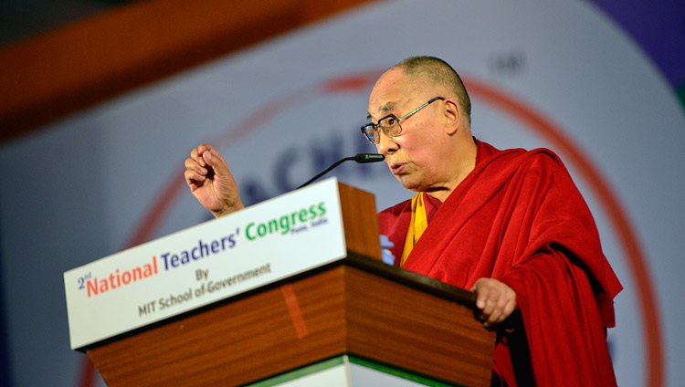 Su Santidad el Dalái Lama dirigiéndose a la audiencia en la Ceremonia Inaugural del 2º Congreso Nacional de Docentes en el campus de MAEER MIT World Peace University en Pune, Maharashtra, India, el 10 de enero de 2018. Foto de Lobsang Tsering