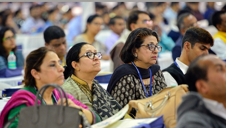 Miembros de la audiencia escuchando el discurso de Su Santidad el Dalái Lama en la Ceremonia Inaugural del 2º Congreso Nacional de Docentes en el campus de MAEER MIT World Peace University en Pune, Maharashtra, India el 10 de enero de 2018. Foto de Lobsang Tsering