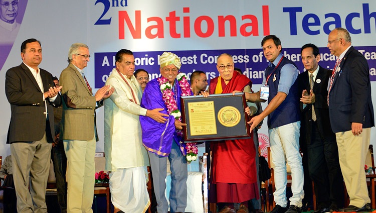 Su Santidad el Dalái Lama entregando los Premios Jeevan Gaurav Puraskar en la Ceremonia Inaugural del II Congreso Nacional de Docentes en Pune, Maharashtra, India, el 10 de enero de 2018. Foto de Lobsang Tsering