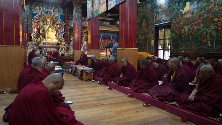 Su Santidad el Dalái Lama dialogando con los abades y los maestros Gelukpa sobre cómo mejorar la educación en los centros de aprendizaje Gelukpa durante su reunión en el Templo Tibetano de Bodhgaya, Bihar, India, el 13 de enero de 2018. Foto de Tenzin Choejor