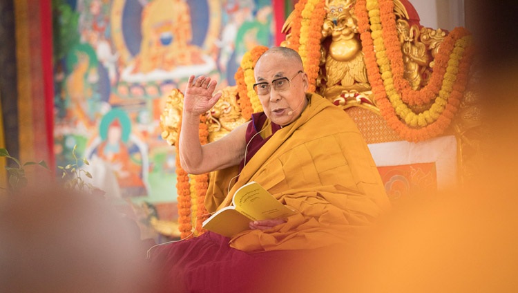 Su Santidad el Dalái Lama explicando el texto en el segundo día de enseñanzas en Bodhgaya, Bihar, India el 15 de enero de 2018. Foto de Manuel Bauer